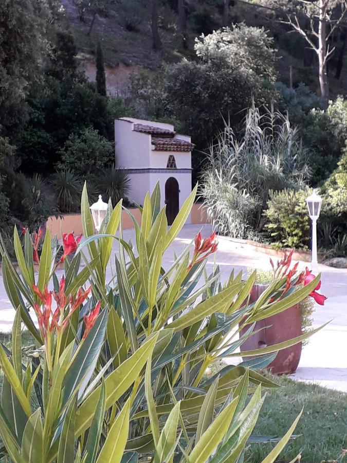 Les Restanques - Chambre D'Hotes Cuges-les-Pins Luaran gambar